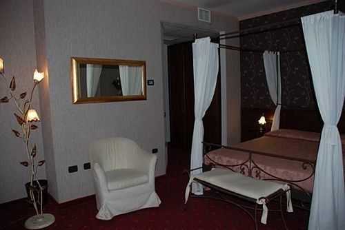 - Flower Motel 3*